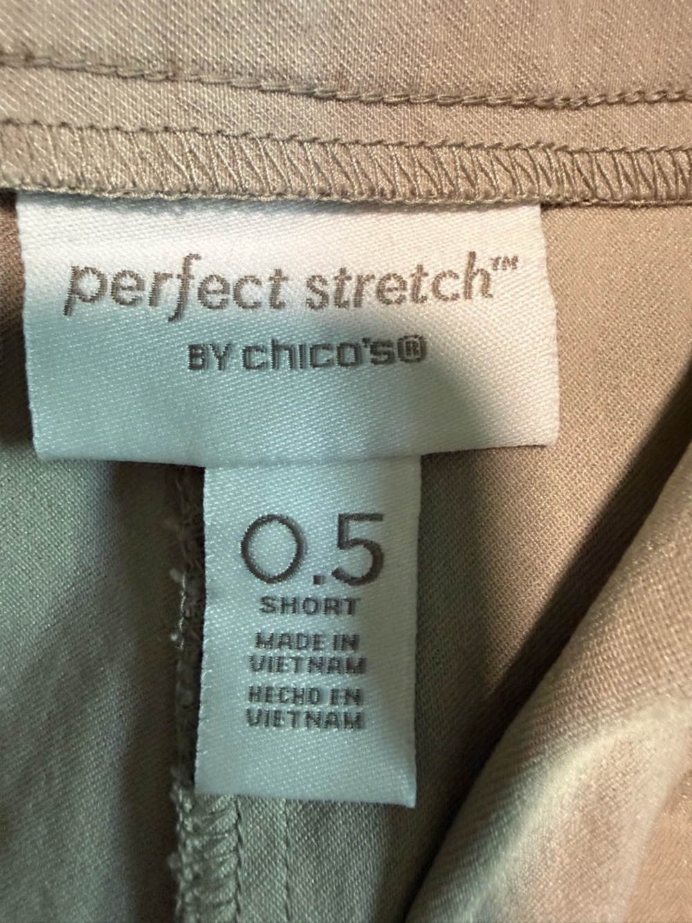 Chicos Beige Women's Stretch Ponte Shorts size 0.5 - Picture 2 of 5